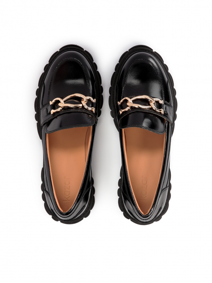 Czarne półbuty z łańcuszkiem na trepowej podeszwie