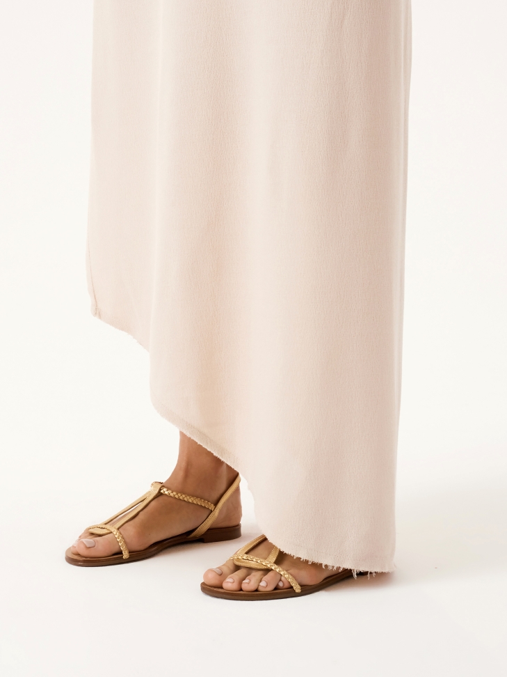 Złote sandały na płaskiej podeszwie