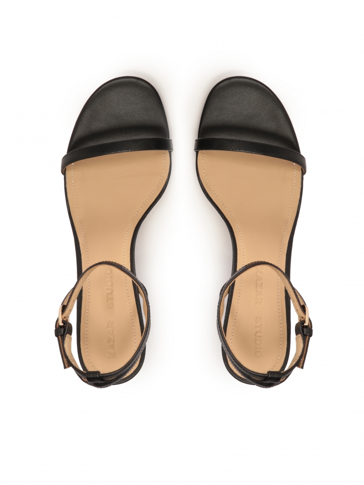 Minimalistyczne czarne sandały na modnym obcasie