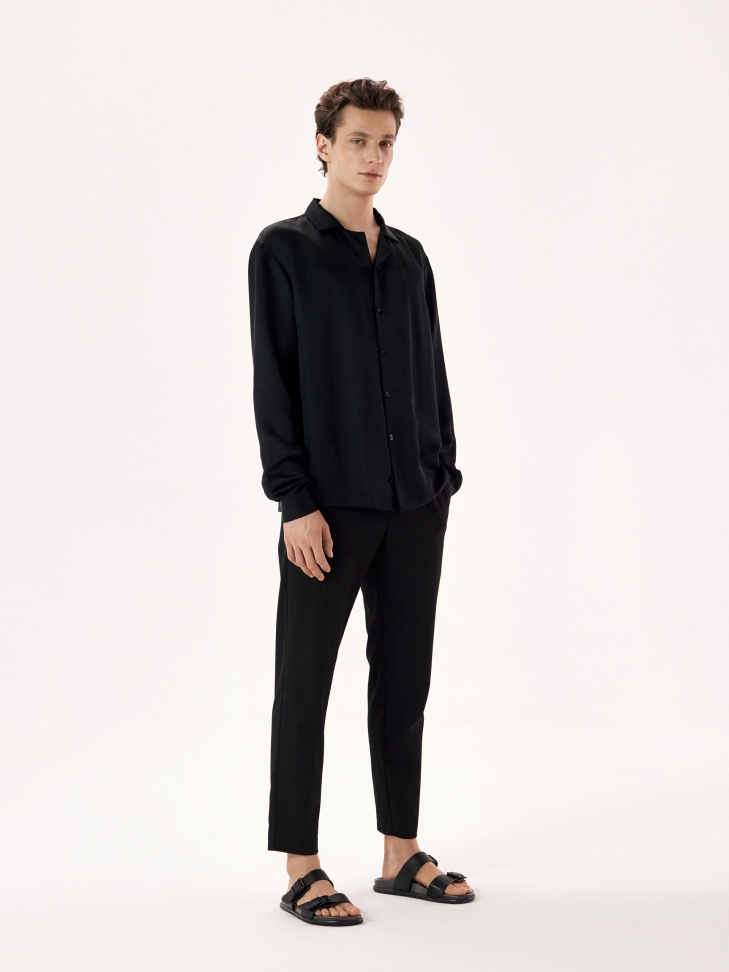 Czarne klapki z licowej skóry w miejskim stylu