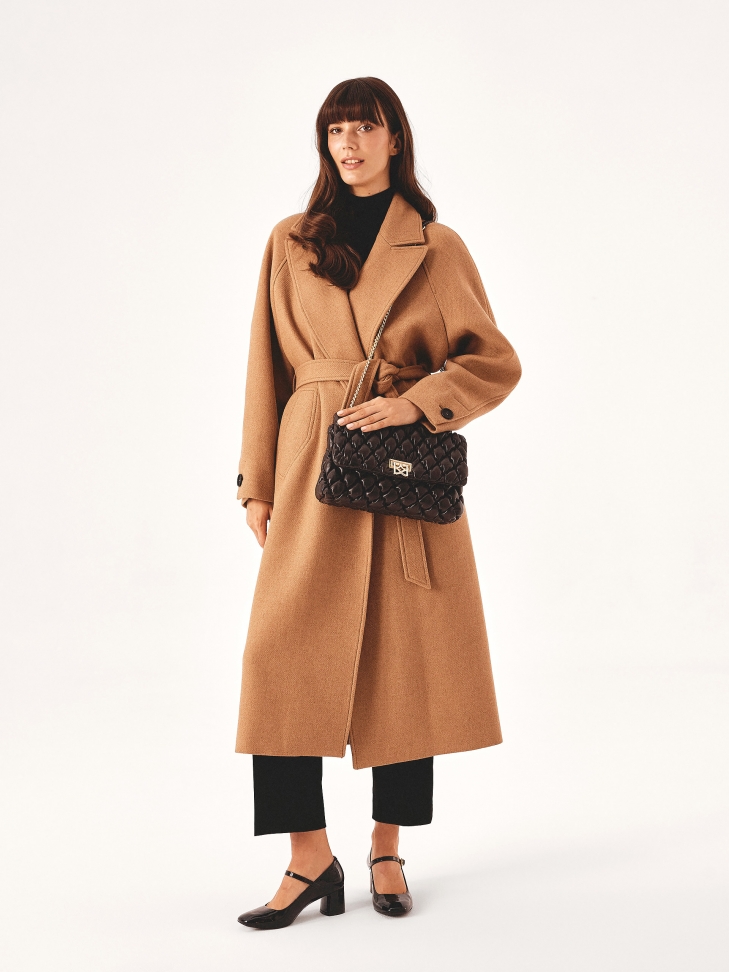 Miękka pikowana torebka w brązowym kolorze