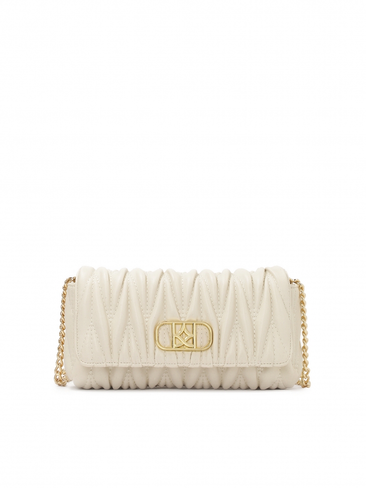 Elegancka torebka zawieszona ma otym łańcuchu