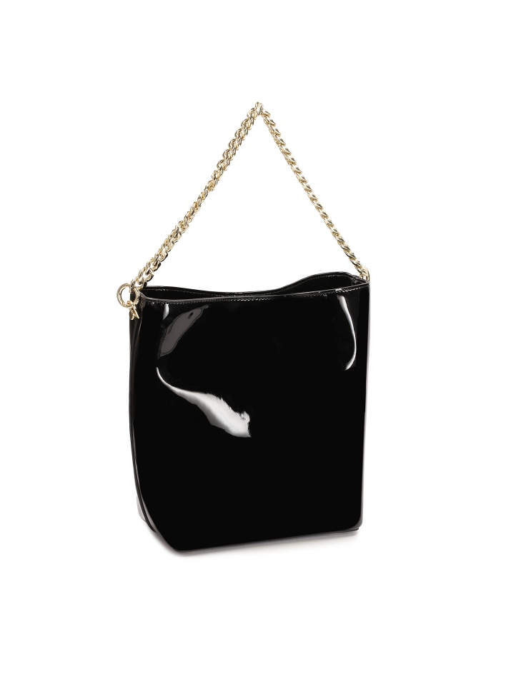 Lakierowana torebka z łańcuszkiem i zawiasowym zapięciem