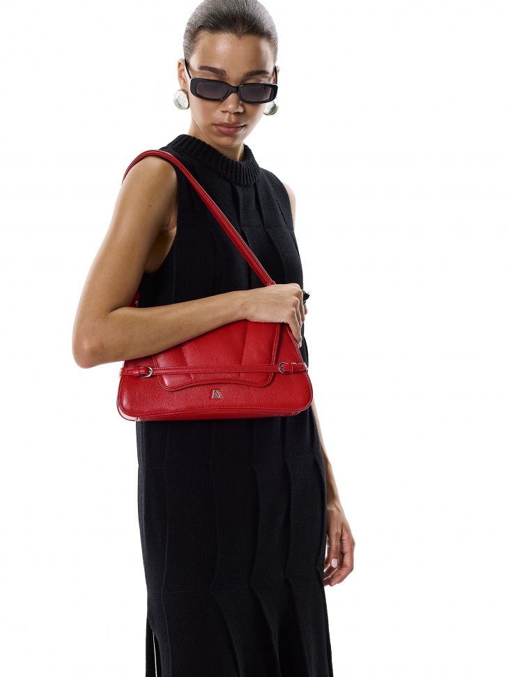 Czerwona torebka o unikatowym kształcie