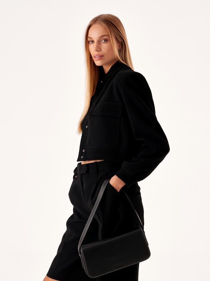 Czarna skórzana torebka w stylu minimal