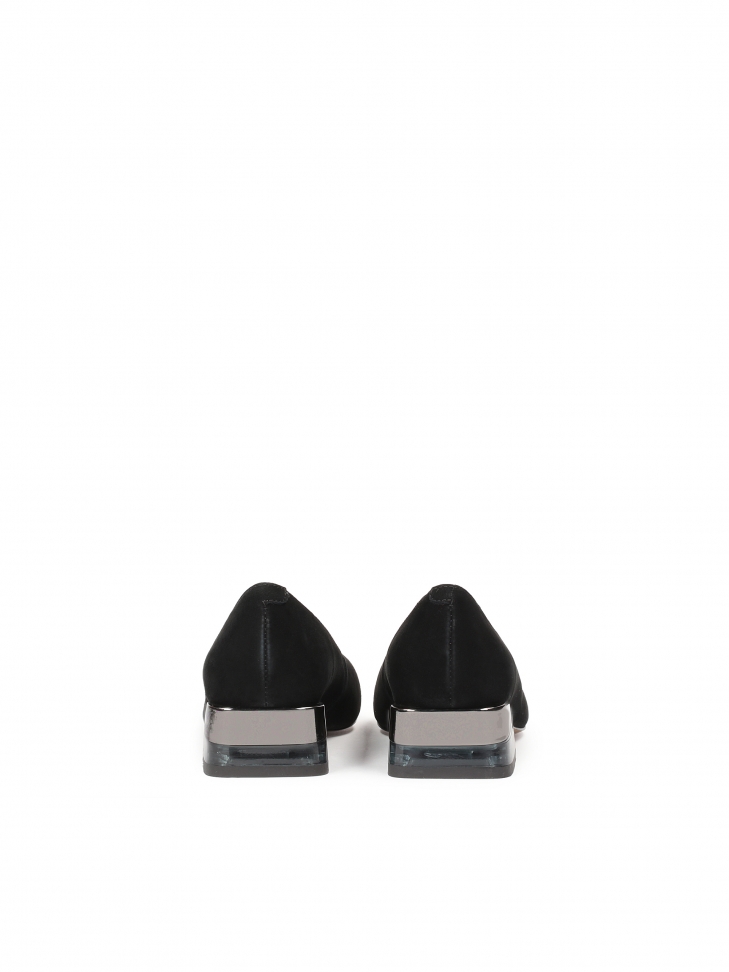 Zamszowe czółenka na niskim obcasie z tworzywa i metalu