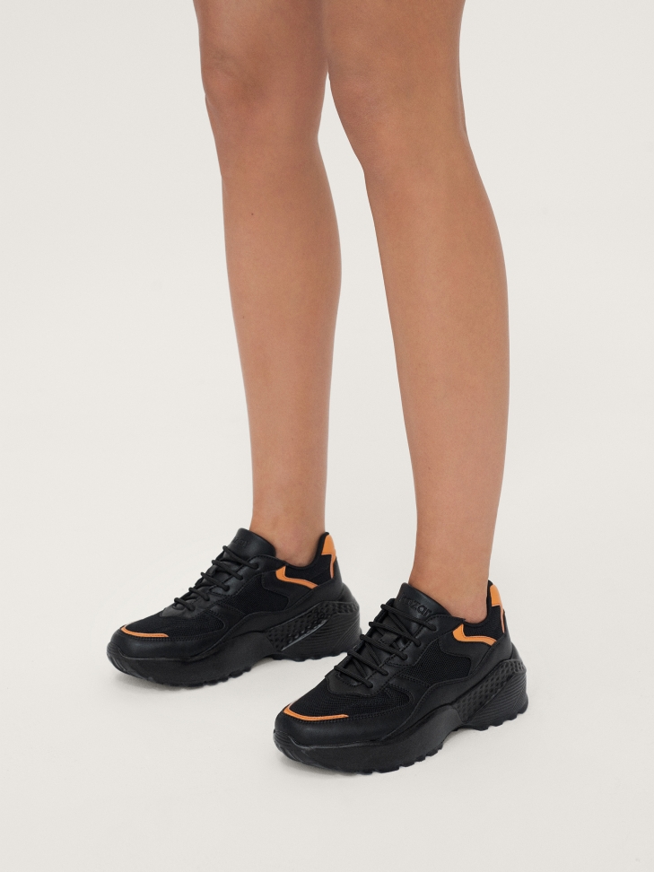 Czarne awangardowe sneakersy damskie z pomarańczowymi wstawkami