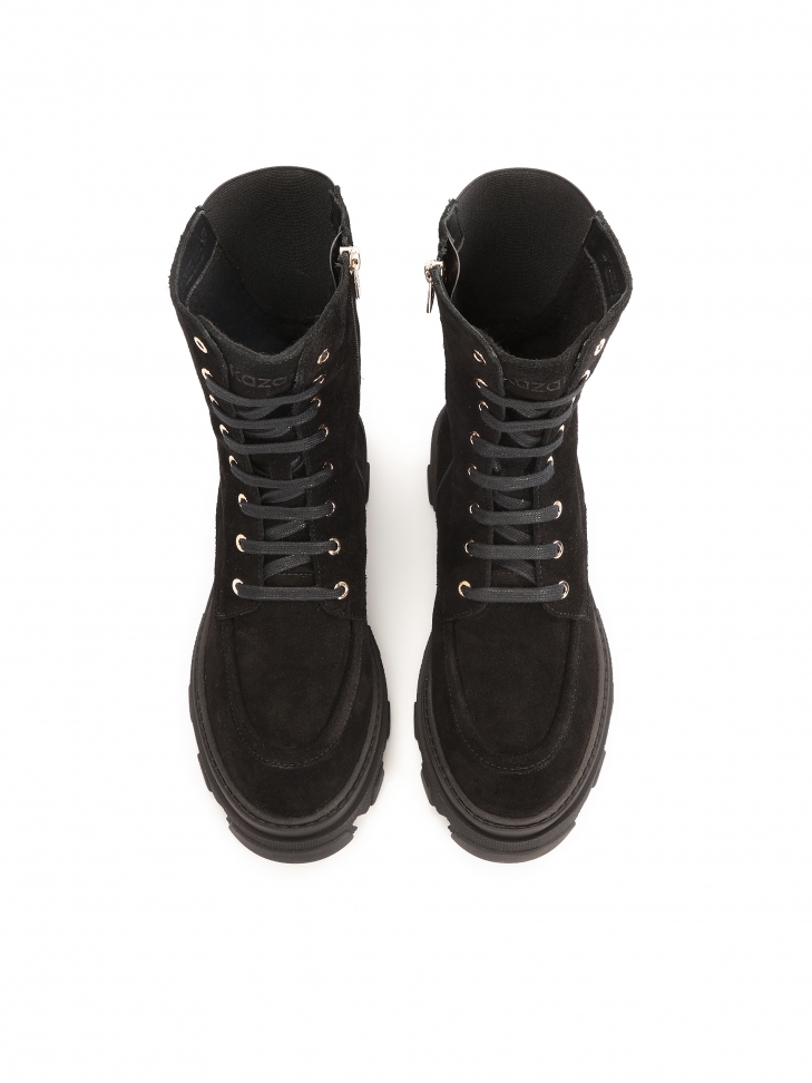 Czarna zamszowe trzewiki w militarnym stylu