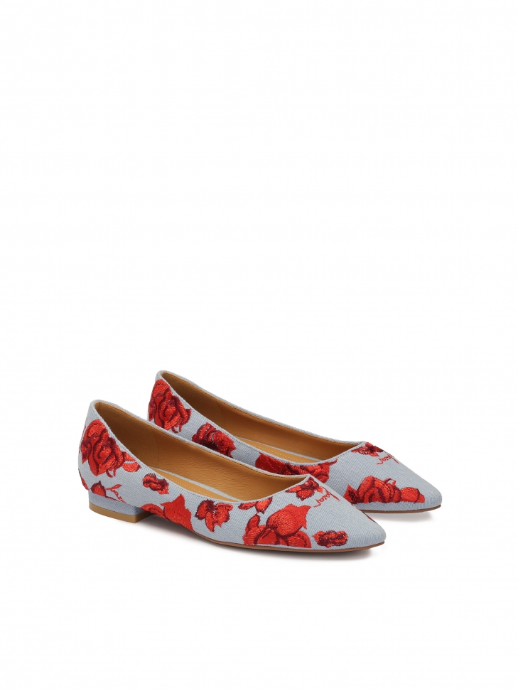 Płaskie czółenka z tkaniny denim w kwiecisty wzór