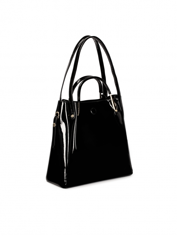 Czarna lakierowana torebka z metalowymi uchwytami