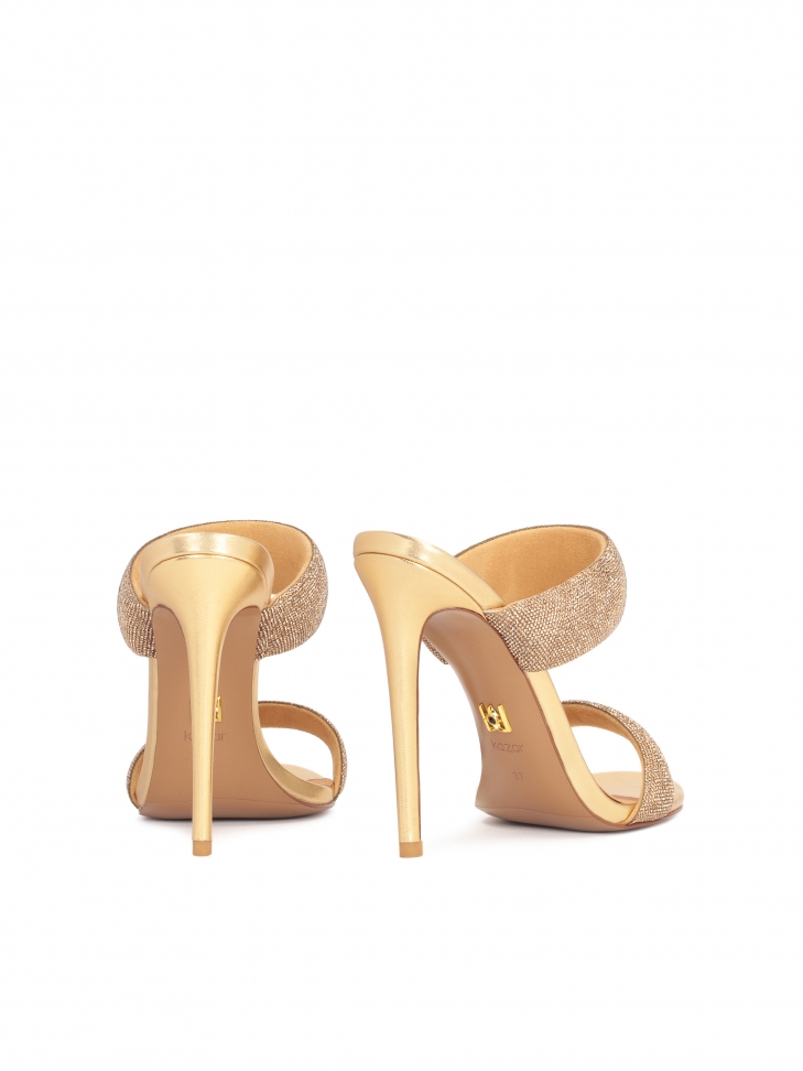 Klapki na obcasie z miękkimi błyszczącymi paskami