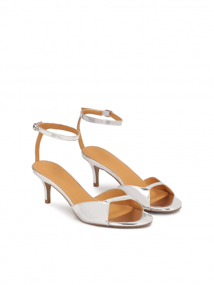 Srebrne sandały z paskiem przy pięcie