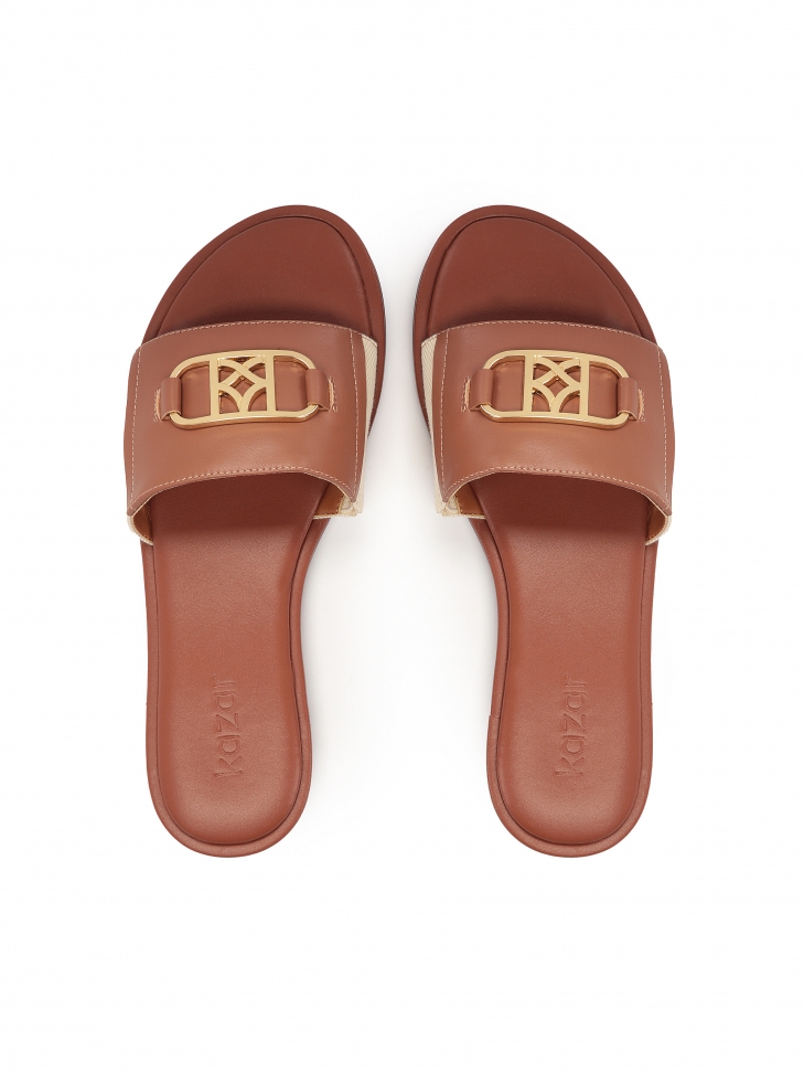 Płaskie brązowo-beżowe klapki