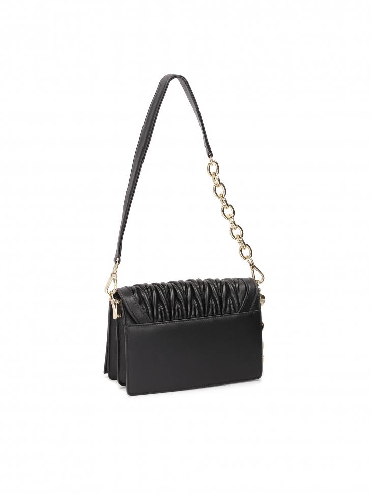 Czarna torebka ozdobiona marszczeniem