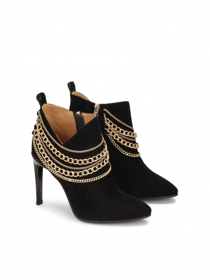 Efektowne botki na szpilce z wyciętą cholewką