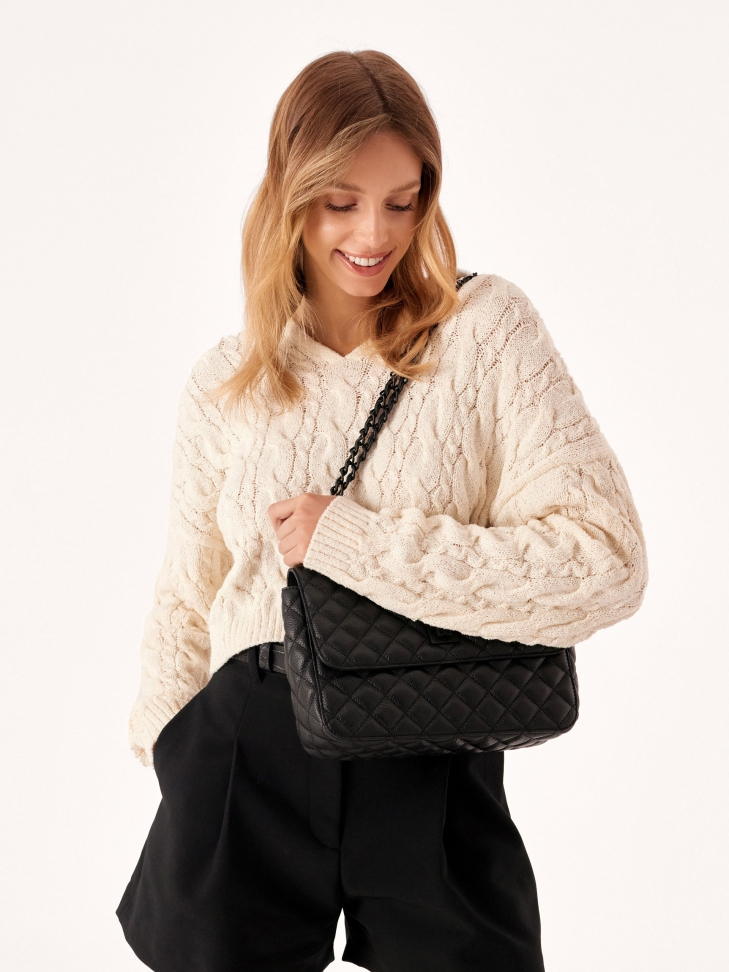 Czarna skórzana torebka z pikowaniem o podłużnym kształcie