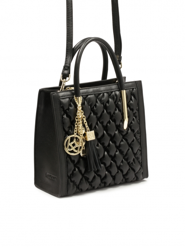 Skórzana torebka w modne pikowanie ze otym brelokiem