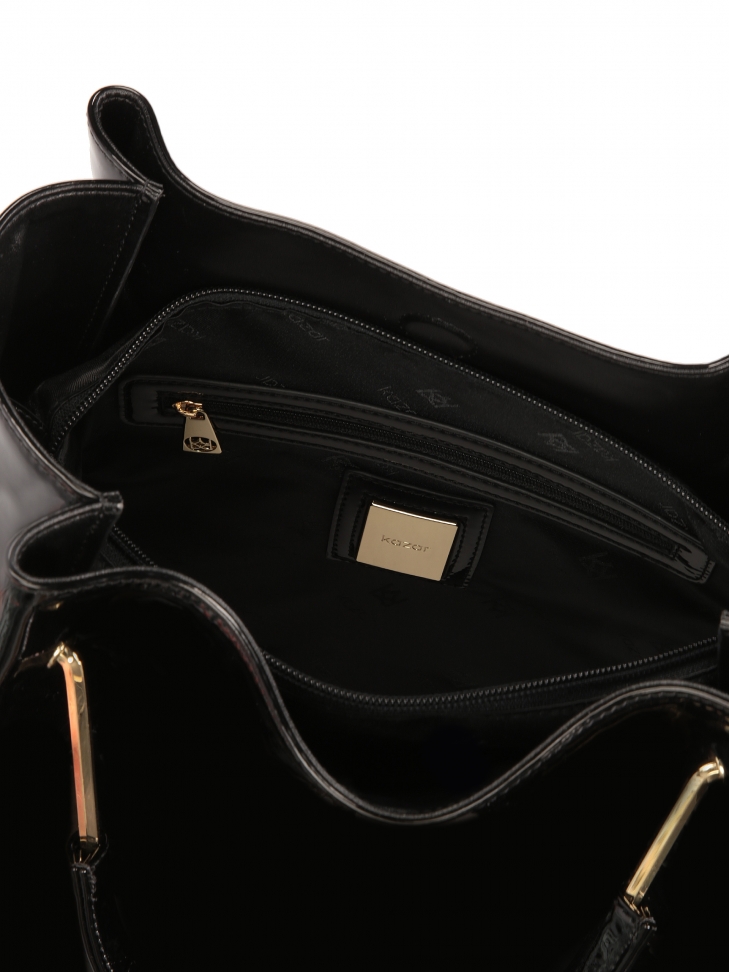 Czarna lakierowana torebka z metalowymi uchwytami