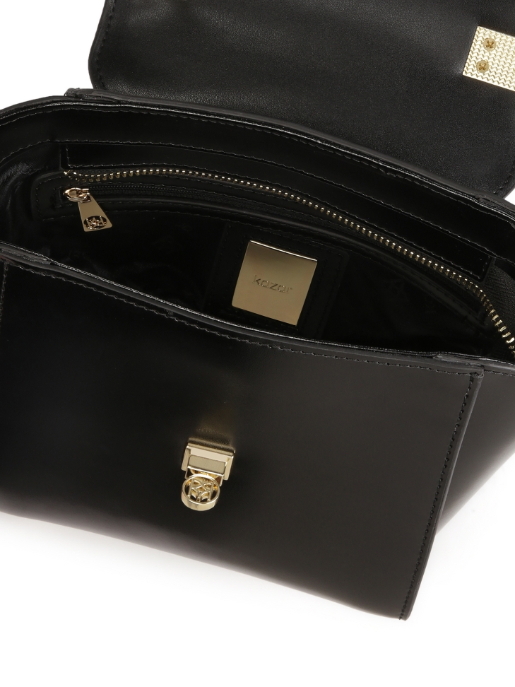 Elegancka czarna torebka o unikatowym kształcie