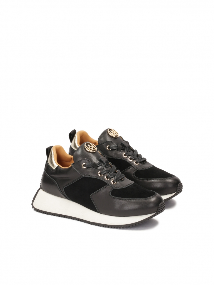 Czarne sneakersy na podwyższonej białej podeszwie