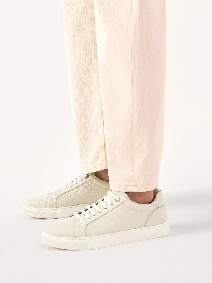 Jasnoszare sneakersy z groszkowej skóry