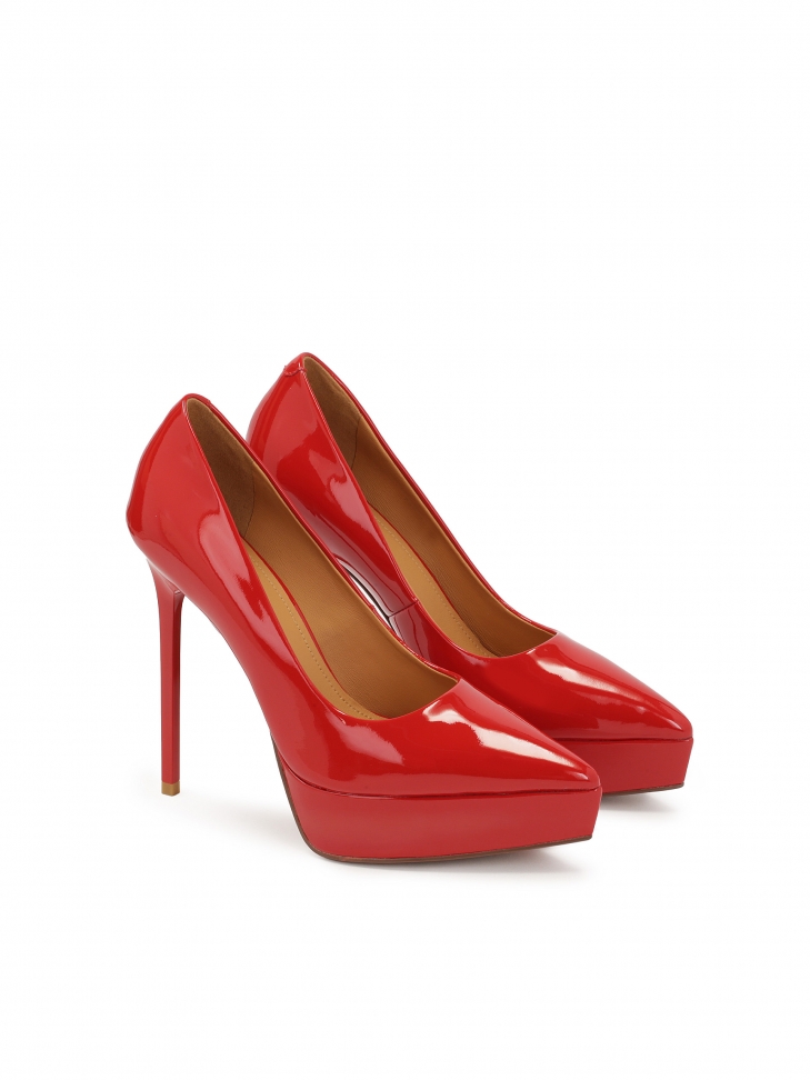 Czerwone lakierowane czółenka z platformą