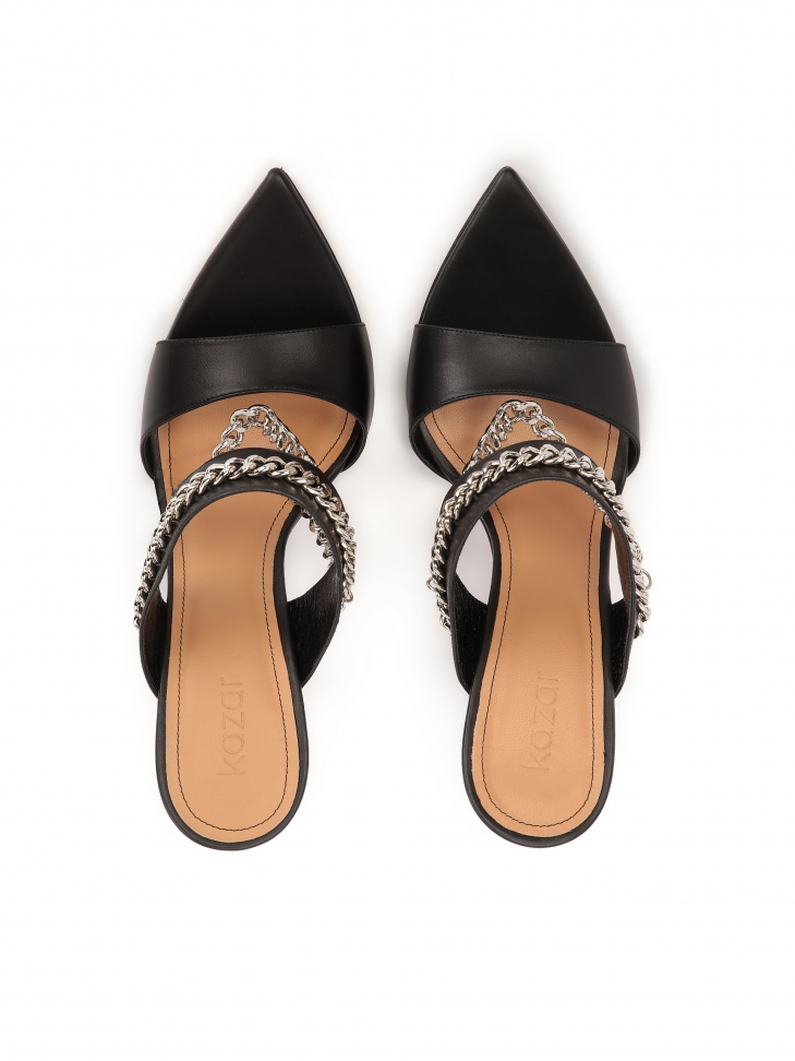 Skórzane klapki na obcasie zdobione łańcuchem