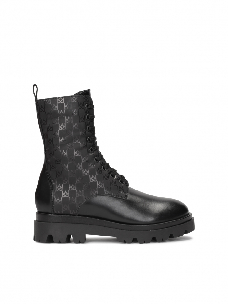 Klasyczne trzewiki damskie z czarnej skóry ozdobionej monogramami