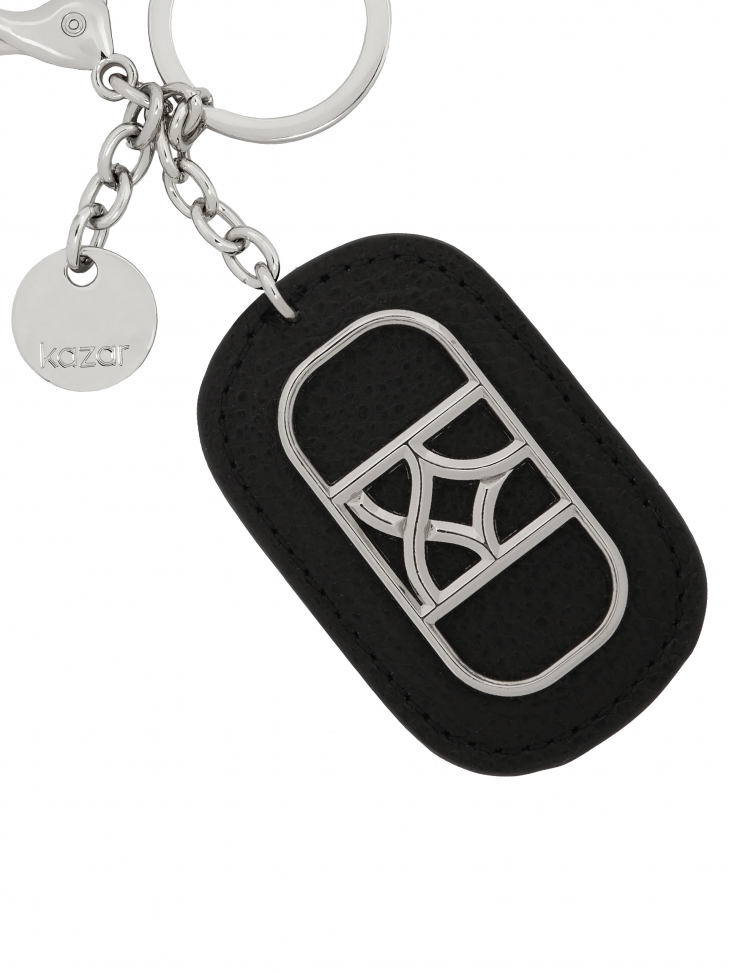 Czarny brelok ze srebrnym okuciem