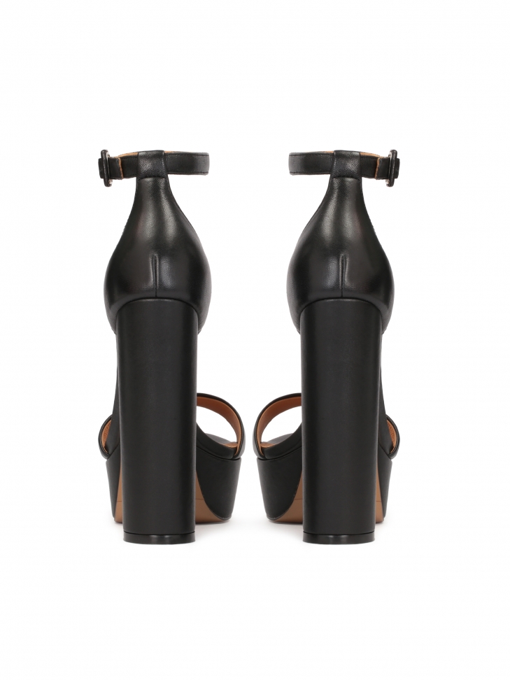 Czarne sandały skórzane na platformie i słupku