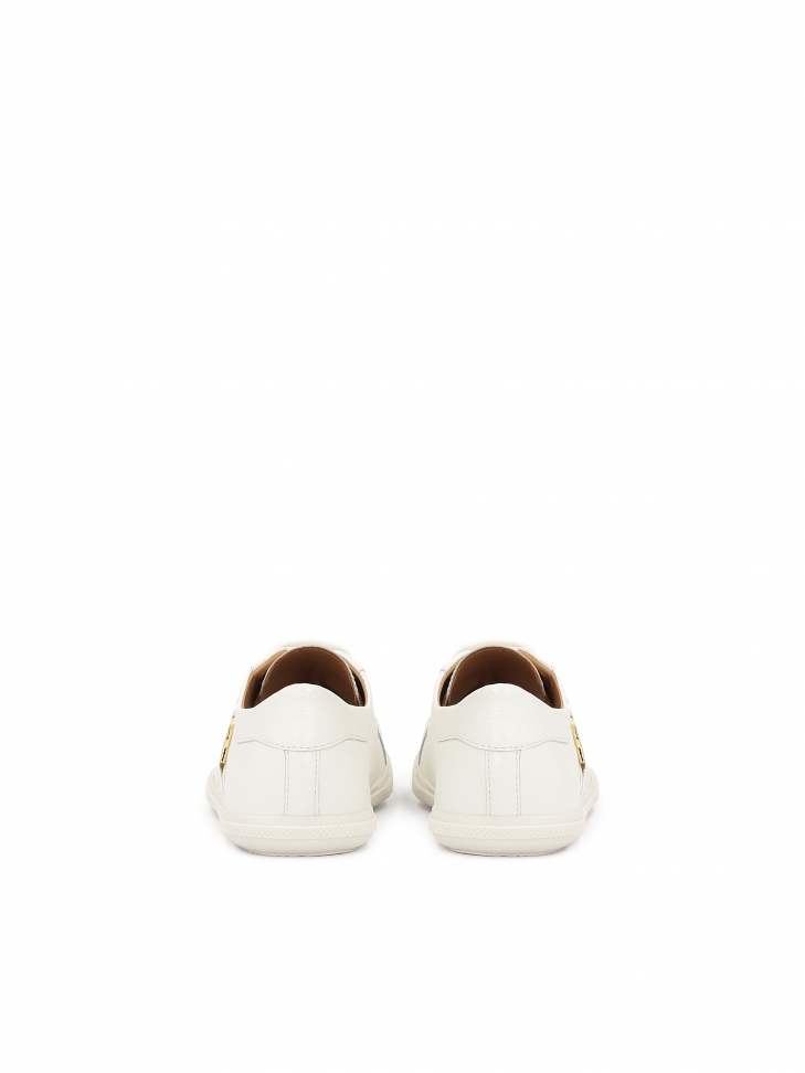 Białe skórzane sneakersy zdobione monogramem