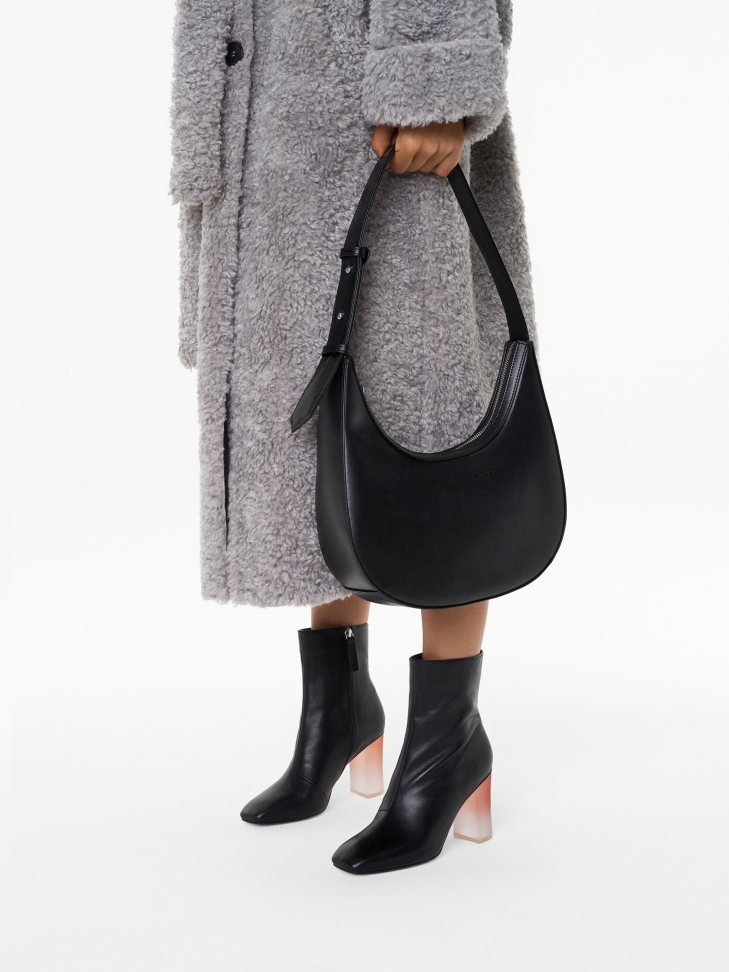 Czarna skórzana torebka na ramię z regulowanym uchwytem