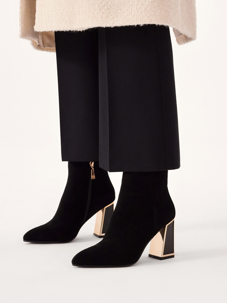 Zamszowe botki z błyszczącym obcasem