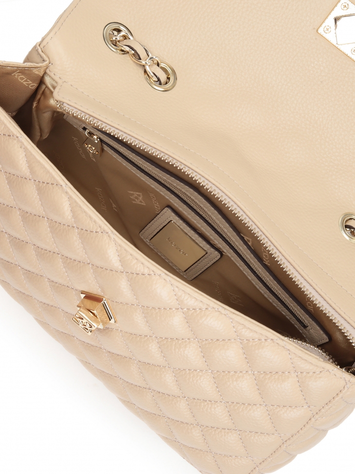 Beżowa torebka damska z klapką i przeęcanym zapięciem