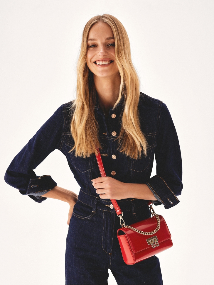 Czerwona mała torebka z paskiem na ramię