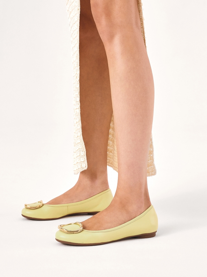 Wsuwane baleriny z metalową ozdobą