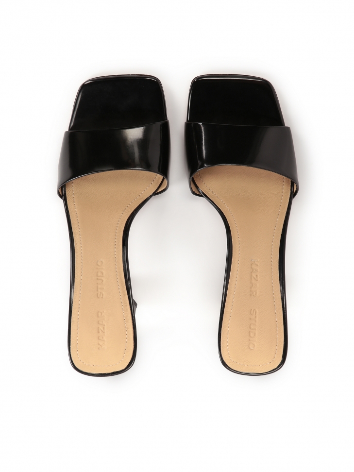 Czarne klapki z błyszczącej skóry na wysokim słupku