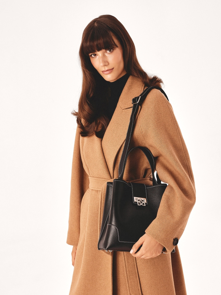 Czarna torebka z eleganckim zapięciem