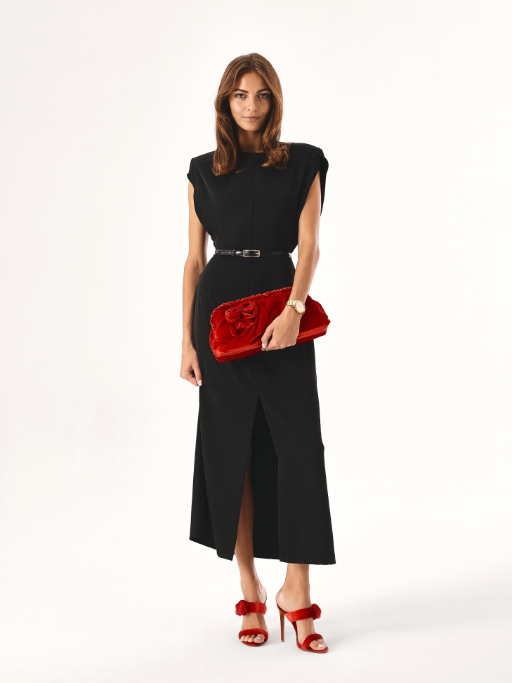 Czerwona torebka z tkaniny z dużymi kwiatami