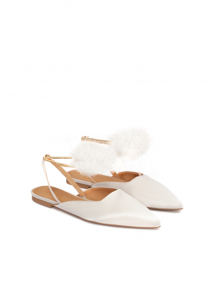 Białe płaskie czółenka ślubne z pełnym noskiem i piórami