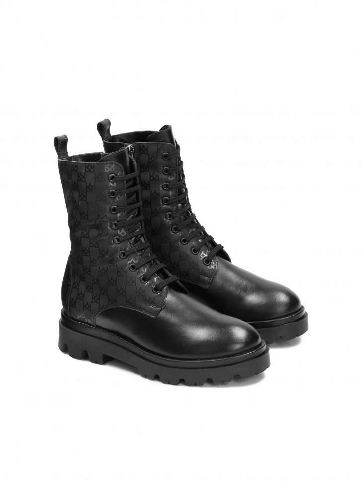 Klasyczne trzewiki damskie z czarnej skóry ozdobionej monogramami