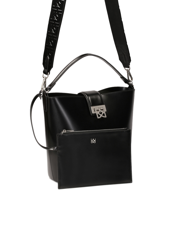 Czarna torebka o sztywnej konstrukcji z saszetką