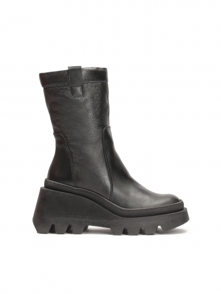 Botki z suwakiem osadzone na koturnie