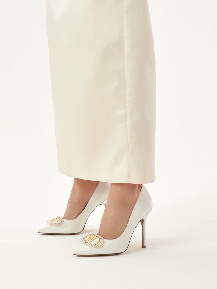 Białe czółenka ślubne z połyskującą ozdobą z cyrkonii