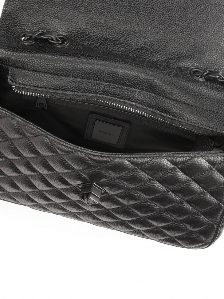 Czarna skórzana torebka z pikowaniem o podłużnym kształcie