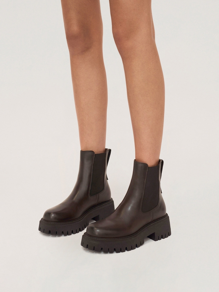 Brązowe skórzane botki typu chelsea na trapowej podeszwie