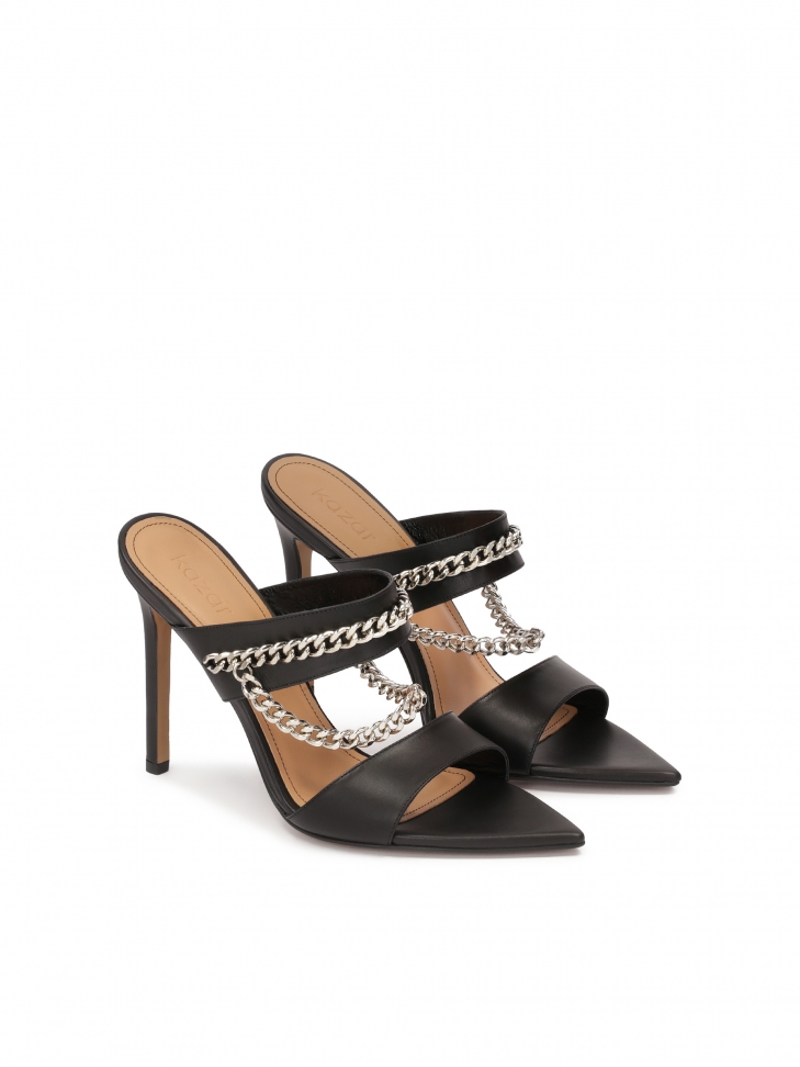 Skórzane klapki na obcasie zdobione łańcuchem