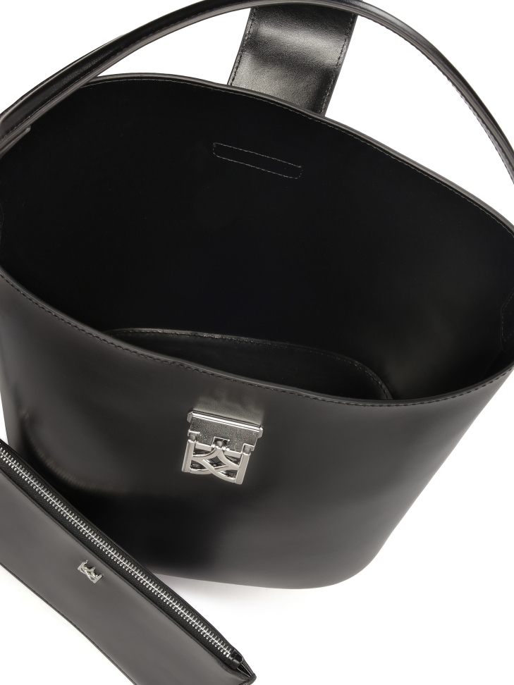 Czarna torebka o sztywnej konstrukcji z saszetką