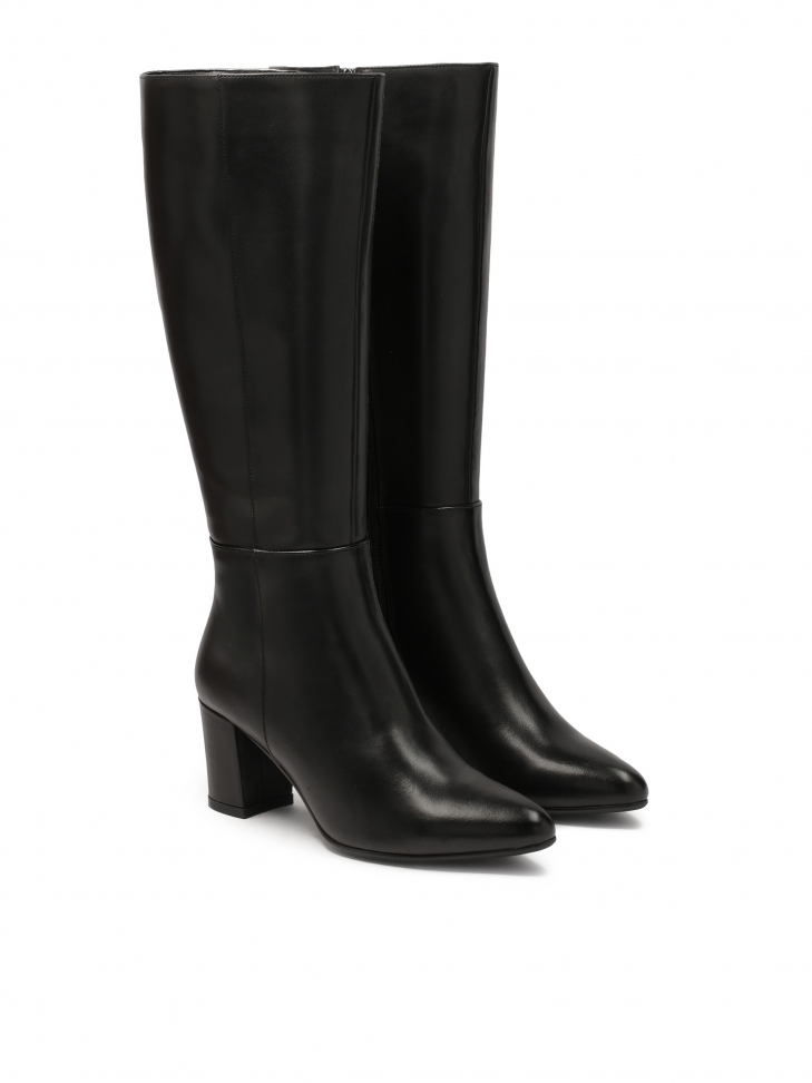 Czarne kozaki na słupku