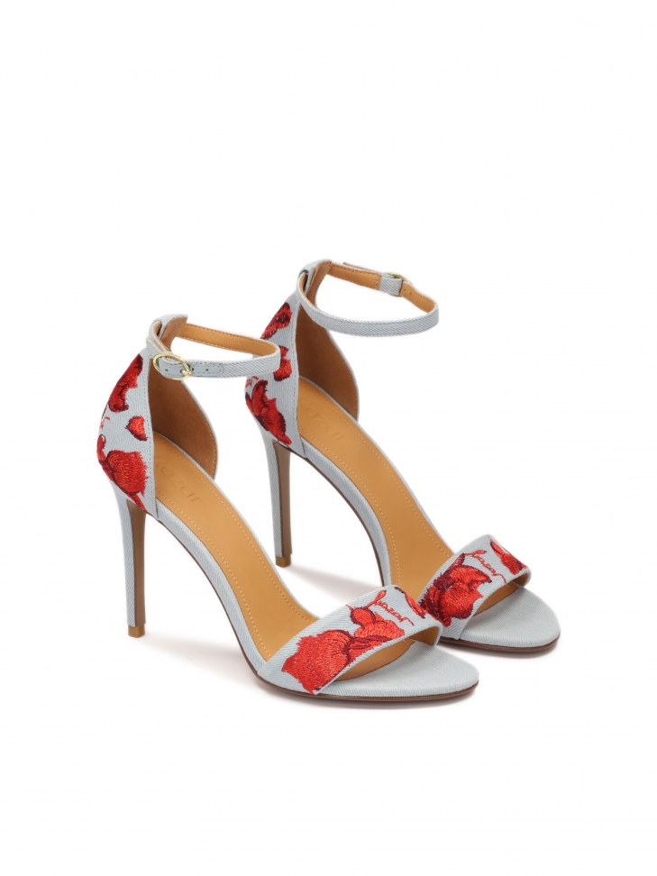 Niebieskie sandały z czerwonymi kwiatami